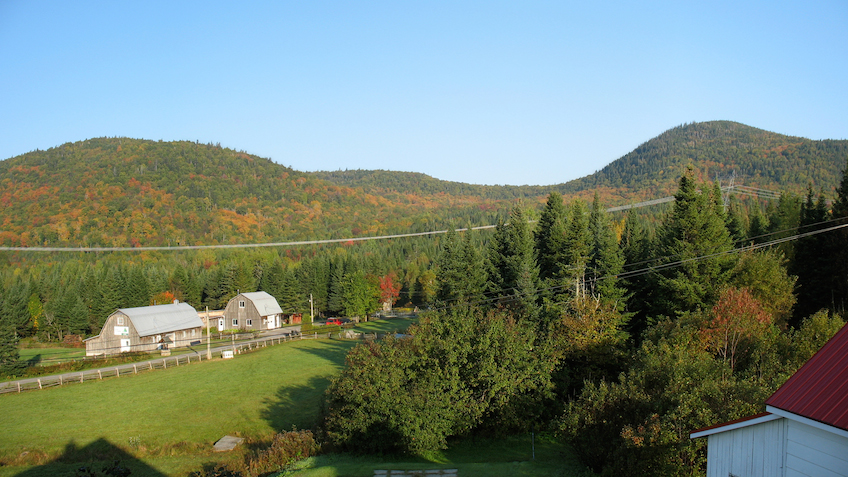 La vue sur les montagnes l'automne