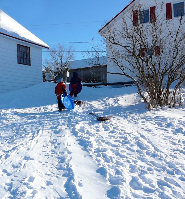 Les enfants peuvent glisser à l'arrière de la maison